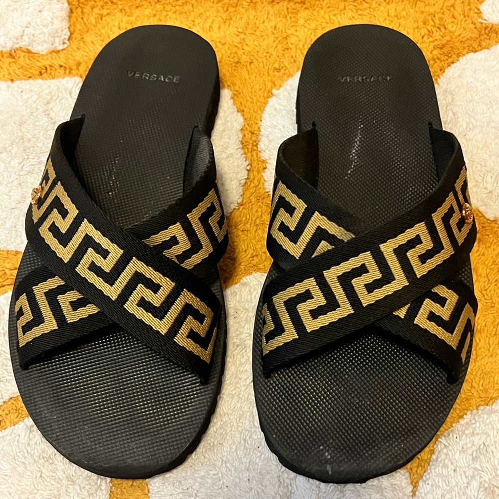 Men 41 8 US VERSACE Black Gold NASTRO GRECA Flip Flops Sandals